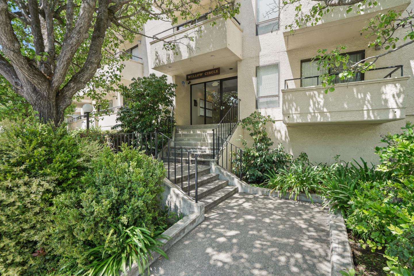 Detail Gallery Image 3 of 34 For 1500 Willow Ave #301,  Burlingame,  CA 94010 - 2 Beds | 2 Baths
