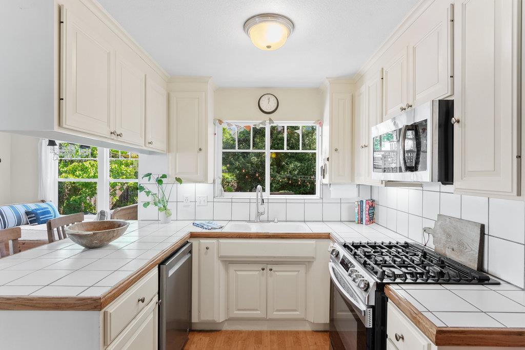 Detail Gallery Image 12 of 42 For 152 Myrtle St, Santa Cruz,  CA 95060 - 3 Beds | 2/1 Baths