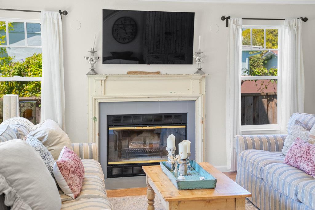 Detail Gallery Image 5 of 42 For 152 Myrtle St, Santa Cruz,  CA 95060 - 3 Beds | 2/1 Baths