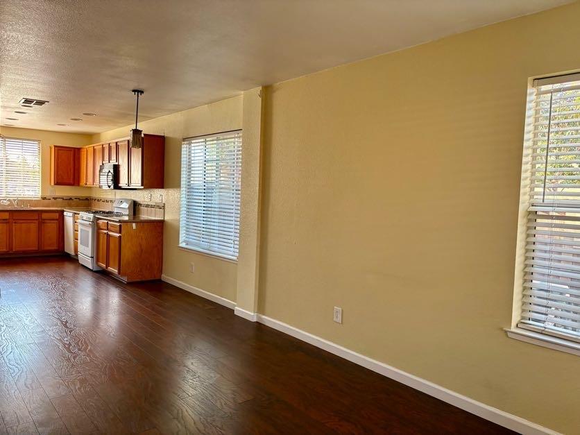 Detail Gallery Image 5 of 23 For 1605 Hermocilla Way, San Jose,  CA 95116 - 3 Beds | 2/1 Baths