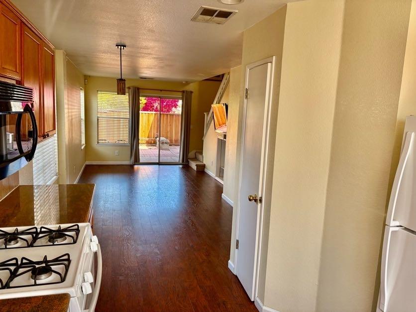 Detail Gallery Image 7 of 23 For 1605 Hermocilla Way, San Jose,  CA 95116 - 3 Beds | 2/1 Baths