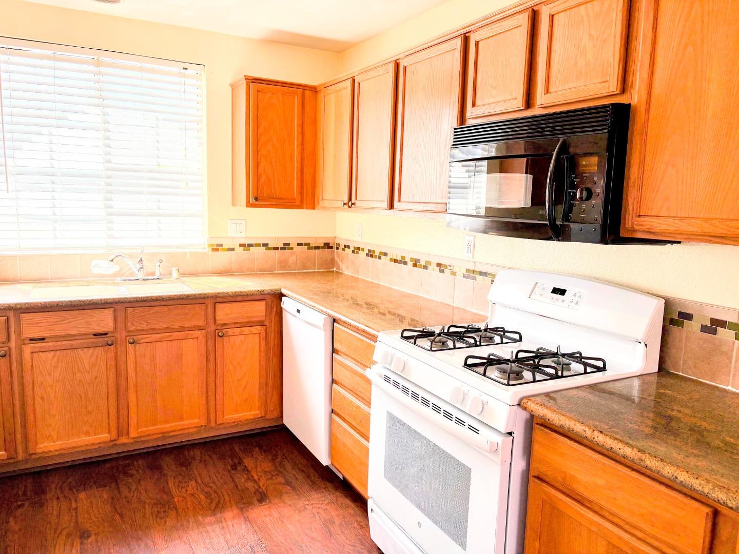 Detail Gallery Image 8 of 23 For 1605 Hermocilla Way, San Jose,  CA 95116 - 3 Beds | 2/1 Baths