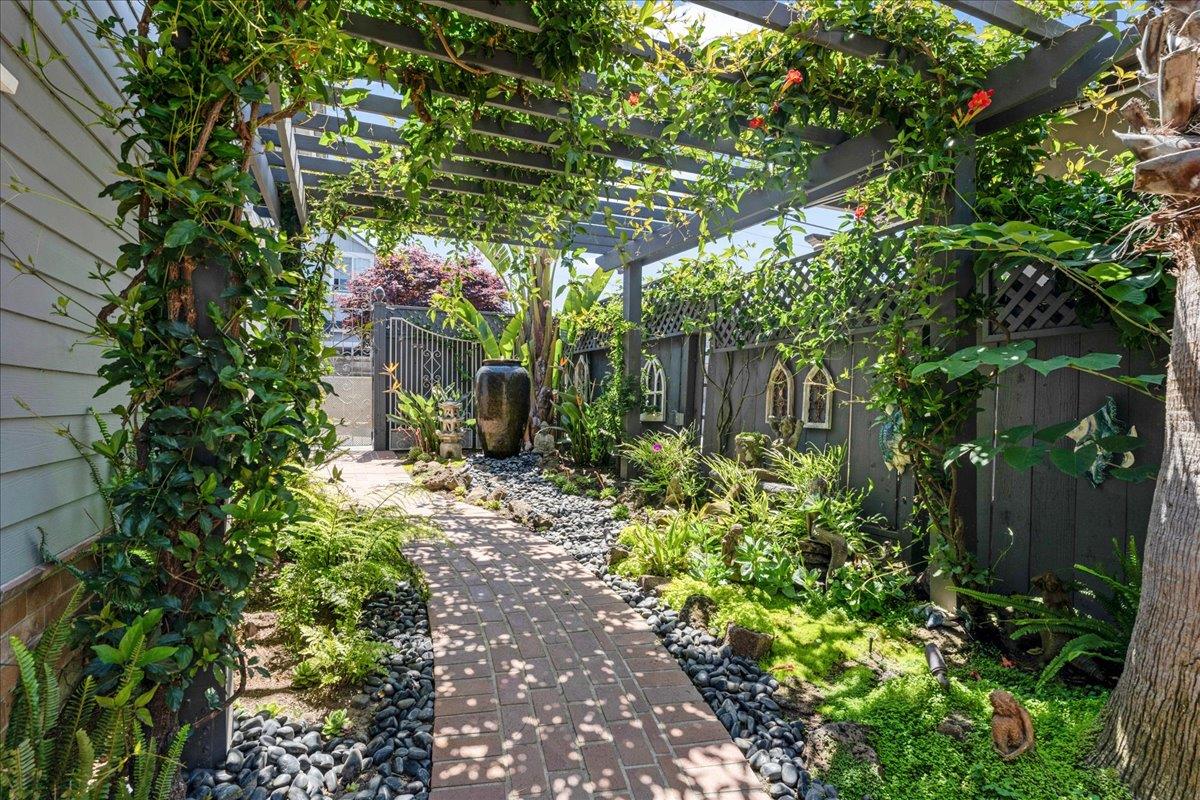 Detail Gallery Image 2 of 48 For 410 Monterey, Capitola,  CA 95010 - 3 Beds | 2 Baths
