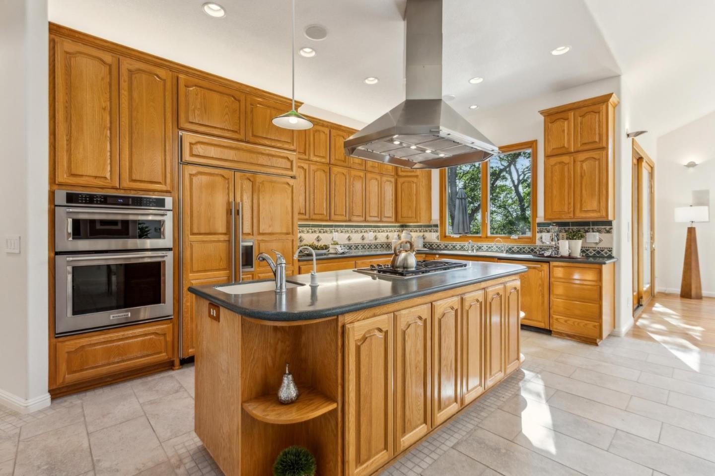 Detail Gallery Image 12 of 84 For 18500 Hillview Dr, Monte Sereno,  CA 95030 - 4 Beds | 4 Baths