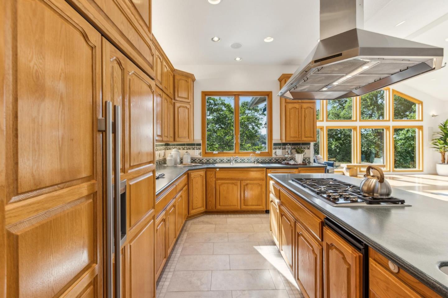 Detail Gallery Image 13 of 84 For 18500 Hillview Dr, Monte Sereno,  CA 95030 - 4 Beds | 4 Baths