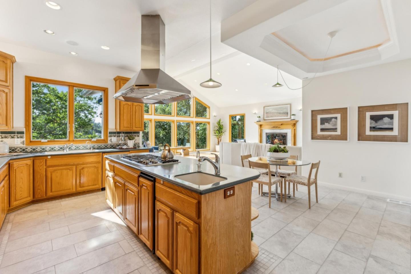 Detail Gallery Image 14 of 84 For 18500 Hillview Dr, Monte Sereno,  CA 95030 - 4 Beds | 4 Baths