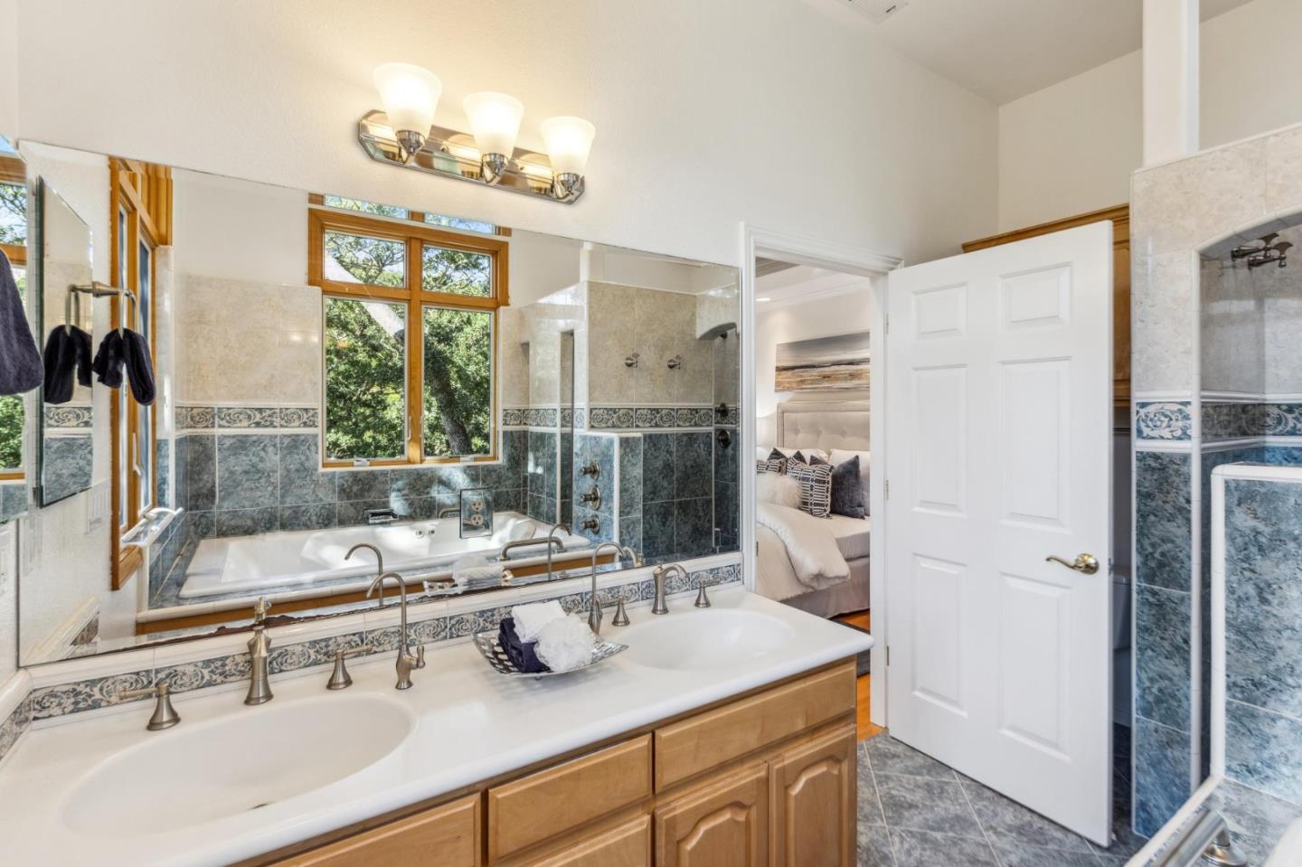 Detail Gallery Image 32 of 84 For 18500 Hillview Dr, Monte Sereno,  CA 95030 - 4 Beds | 4 Baths