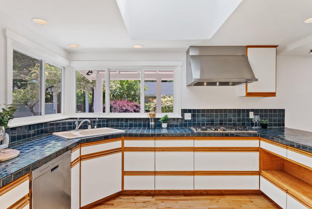 Detail Gallery Image 17 of 44 For 614 Graham Hill Rd, Santa Cruz,  CA 95060 - 3 Beds | 3 Baths