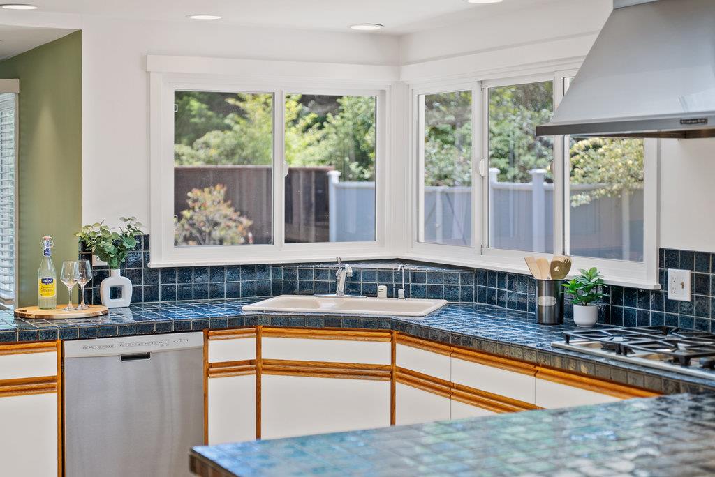 Detail Gallery Image 18 of 44 For 614 Graham Hill Rd, Santa Cruz,  CA 95060 - 3 Beds | 3 Baths
