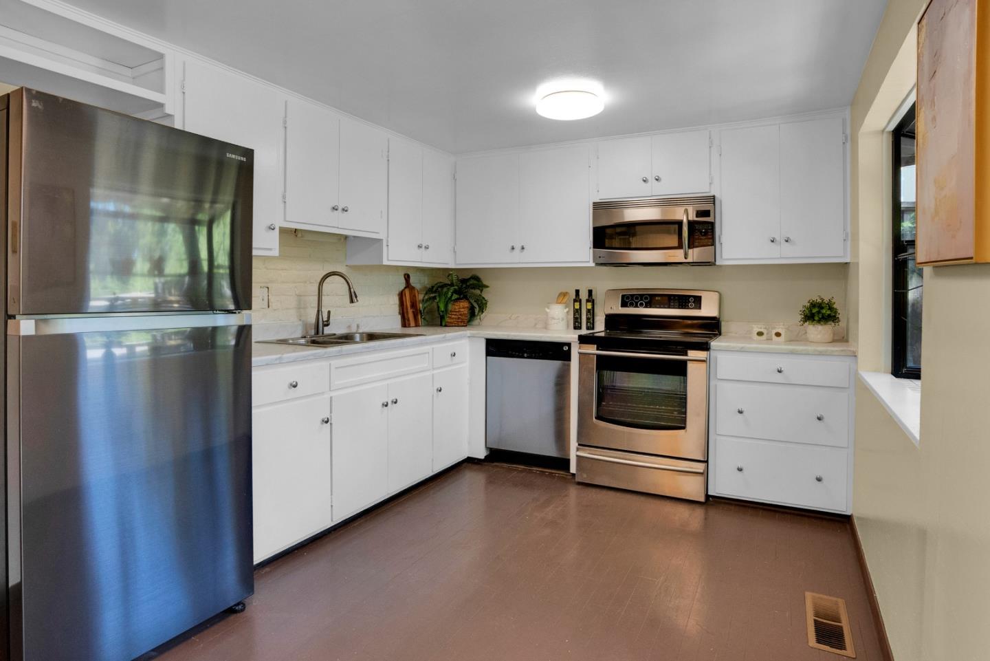 Detail Gallery Image 4 of 51 For 21412 Madrone Dr, Los Gatos,  CA 95033 - 3 Beds | 2 Baths