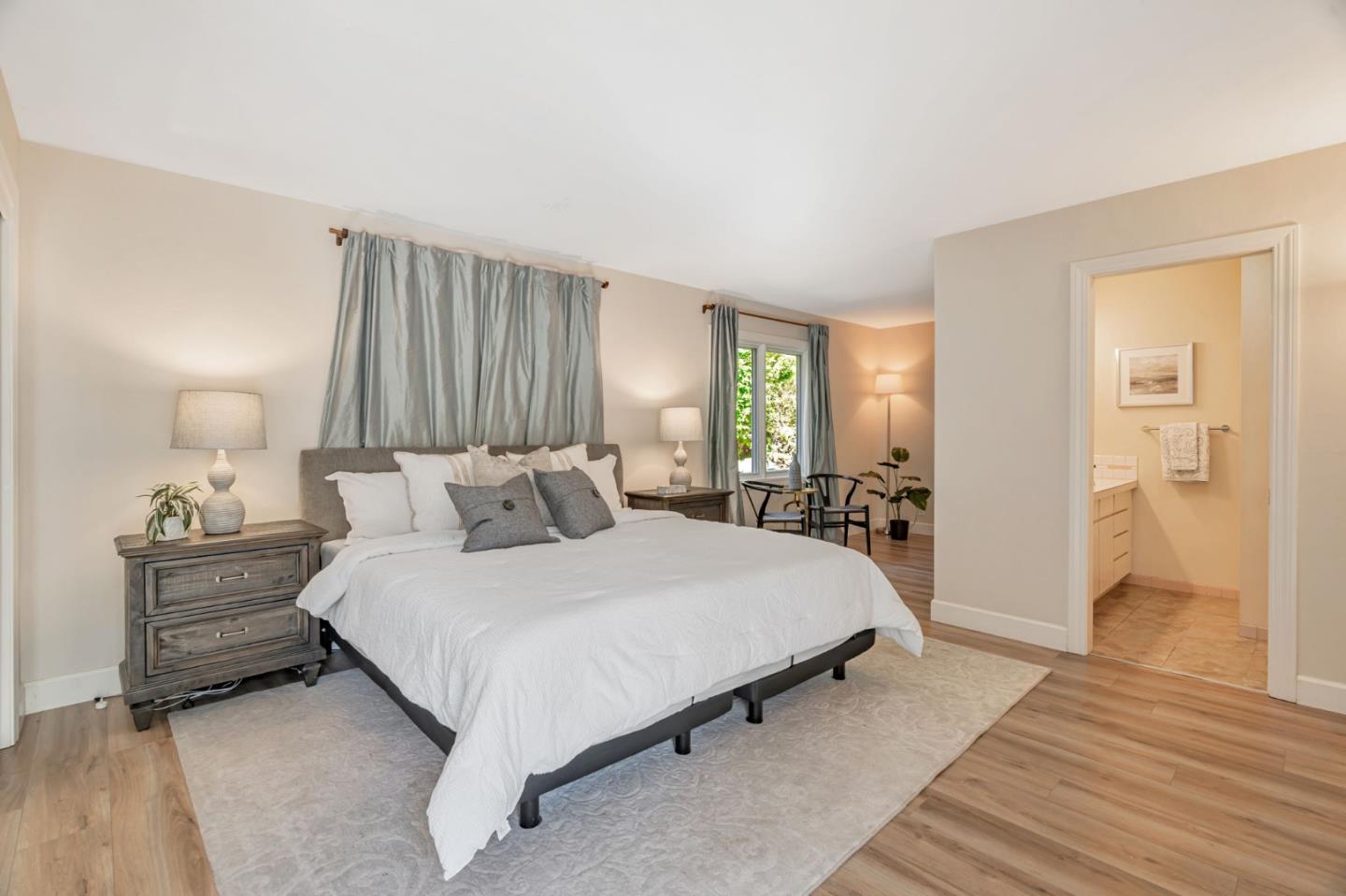 Detail Gallery Image 11 of 37 For 18665 Ravenwood Dr, Saratoga,  CA 95070 - 4 Beds | 2/1 Baths