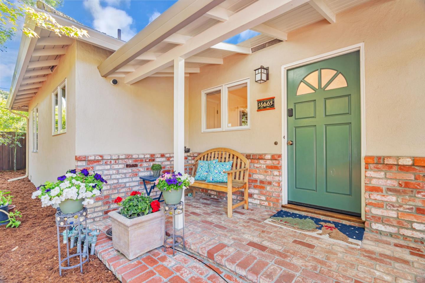 Detail Gallery Image 2 of 37 For 18665 Ravenwood Dr, Saratoga,  CA 95070 - 4 Beds | 2/1 Baths