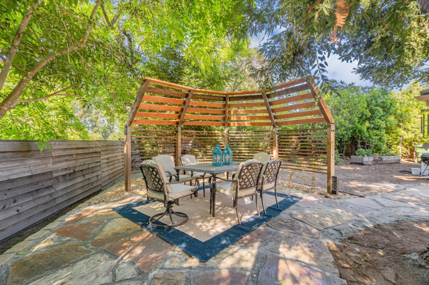 Detail Gallery Image 30 of 37 For 18665 Ravenwood Dr, Saratoga,  CA 95070 - 4 Beds | 2/1 Baths