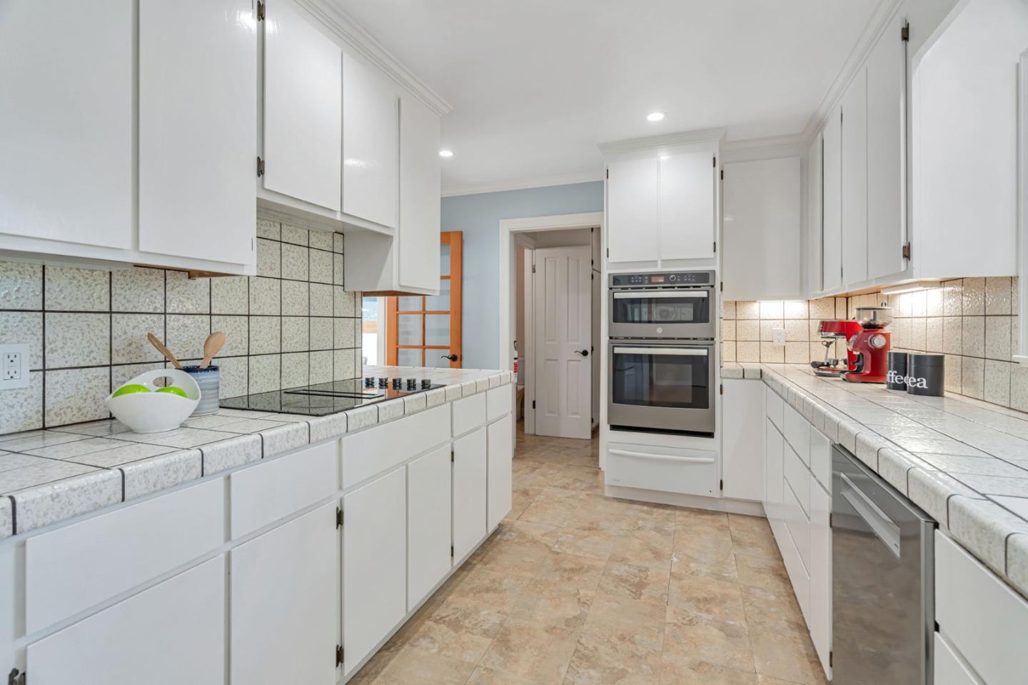 Detail Gallery Image 7 of 37 For 18665 Ravenwood Dr, Saratoga,  CA 95070 - 4 Beds | 2/1 Baths