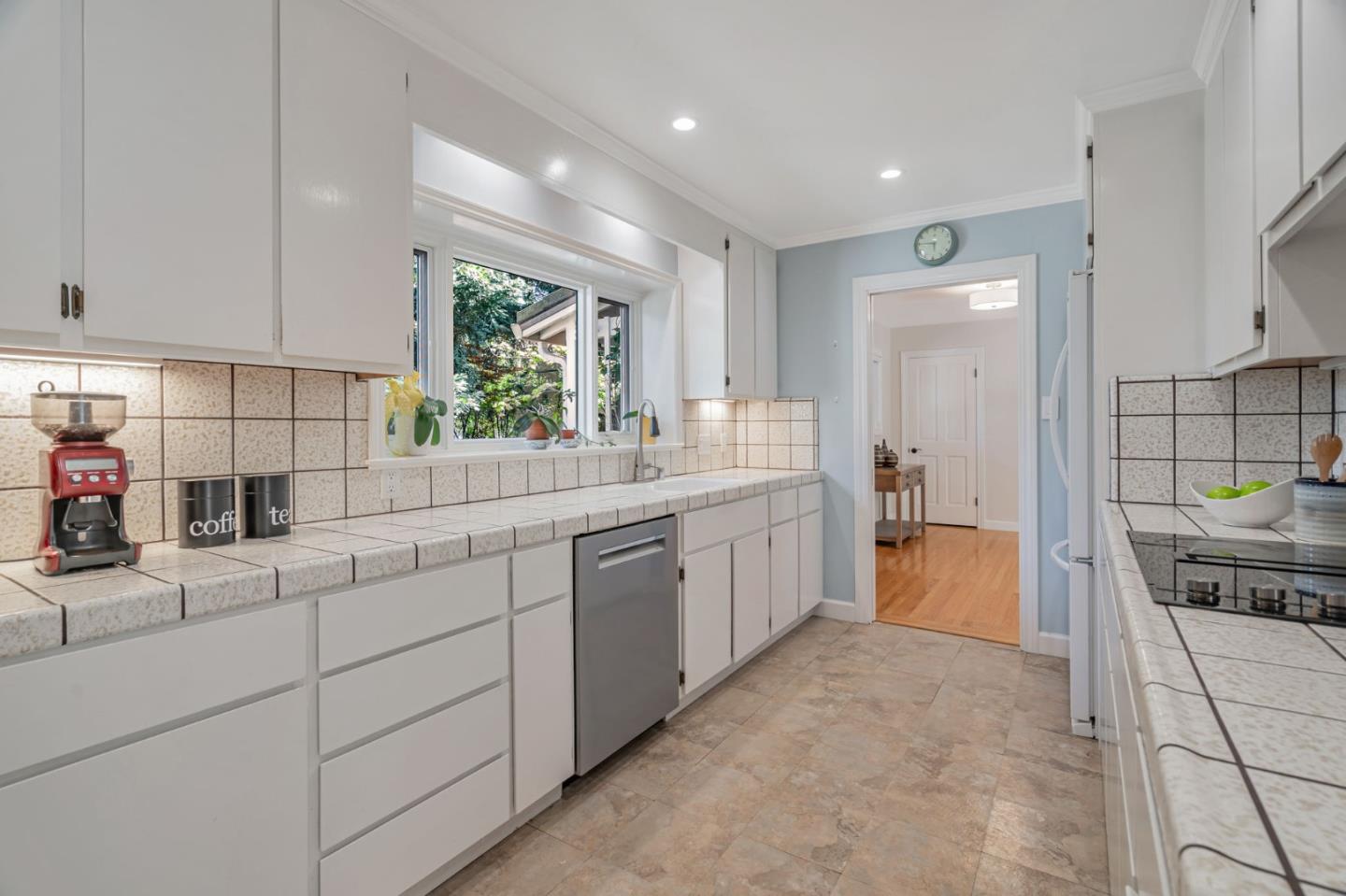 Detail Gallery Image 8 of 37 For 18665 Ravenwood Dr, Saratoga,  CA 95070 - 4 Beds | 2/1 Baths