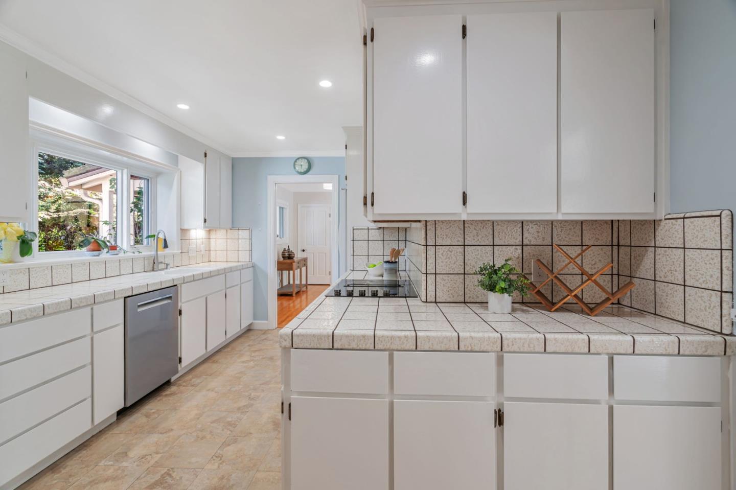 Detail Gallery Image 9 of 37 For 18665 Ravenwood Dr, Saratoga,  CA 95070 - 4 Beds | 2/1 Baths