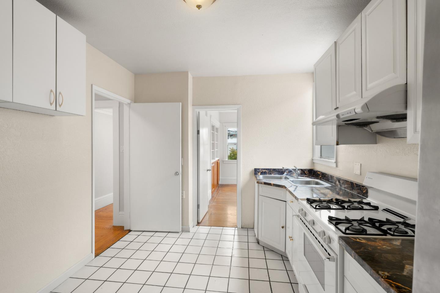 Detail Gallery Image 12 of 37 For 189 Lee Ave, San Francisco,  CA 94112 - 6 Beds | 3 Baths