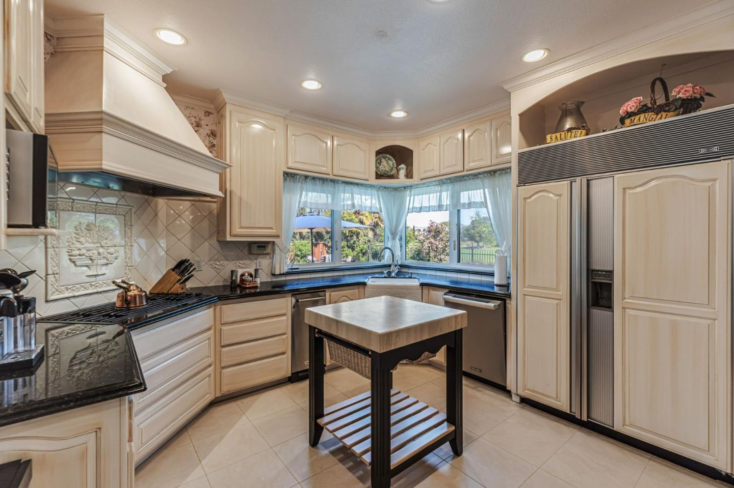 Detail Gallery Image 14 of 132 For 290 Bonnie Ln, Hollister,  CA 95023 - 4 Beds | 3 Baths