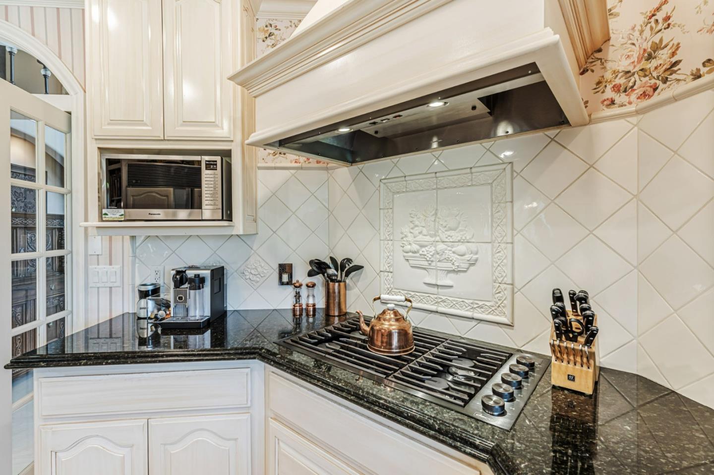 Detail Gallery Image 17 of 132 For 290 Bonnie Ln, Hollister,  CA 95023 - 4 Beds | 3 Baths
