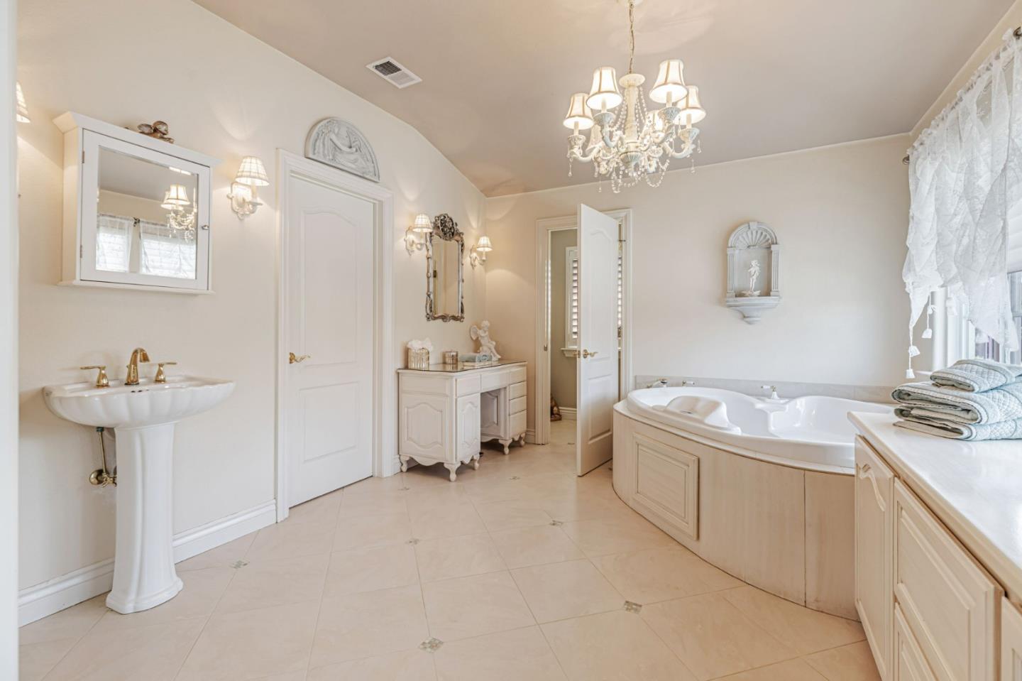 Detail Gallery Image 53 of 132 For 290 Bonnie Ln, Hollister,  CA 95023 - 4 Beds | 3 Baths
