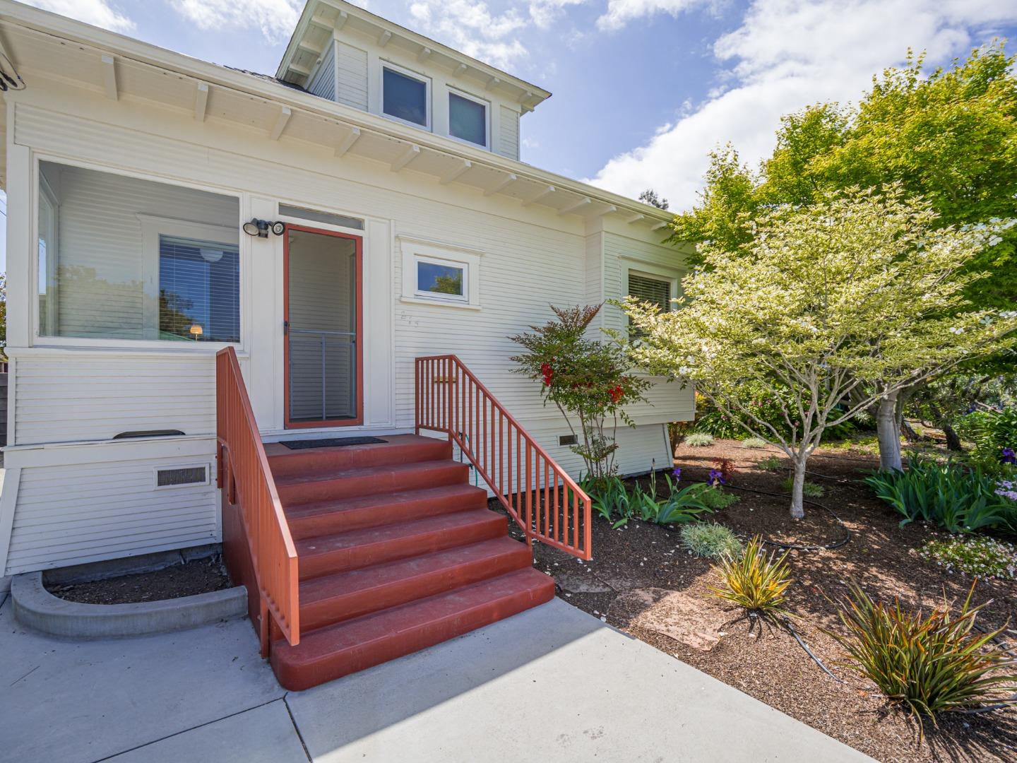 Detail Gallery Image 3 of 67 For 215 Trescony St, Santa Cruz,  CA 95060 - 6 Beds | 3 Baths