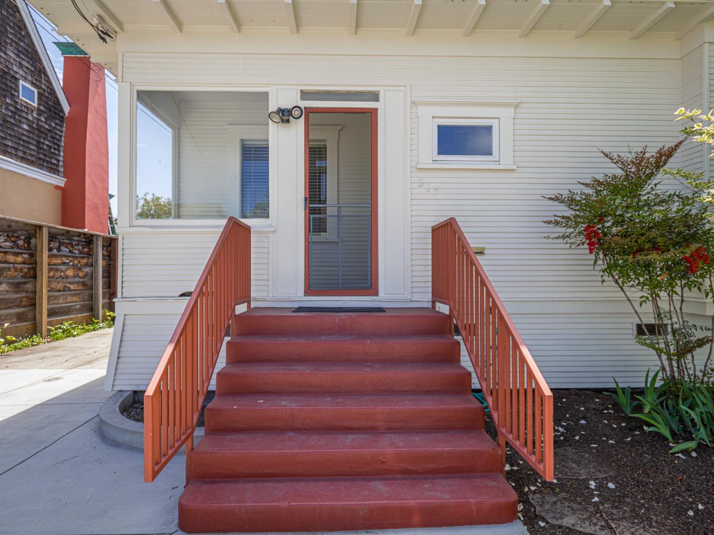 Detail Gallery Image 4 of 67 For 215 Trescony St, Santa Cruz,  CA 95060 - 6 Beds | 3 Baths