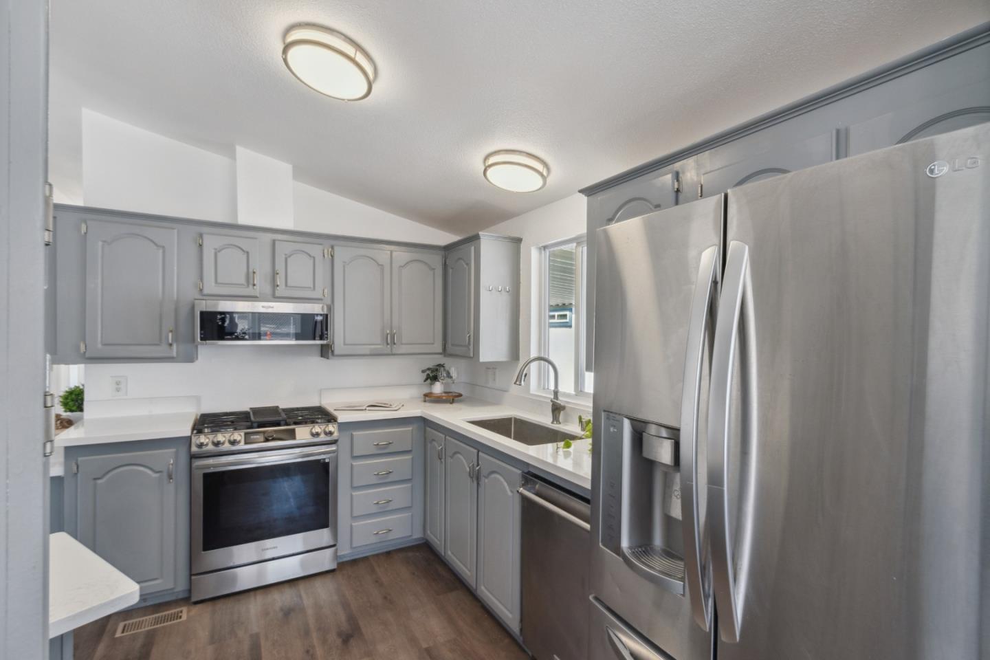 Detail Gallery Image 4 of 33 For 2565 Portola Dr #39,  Santa Cruz,  CA 95062 - 3 Beds | 2 Baths