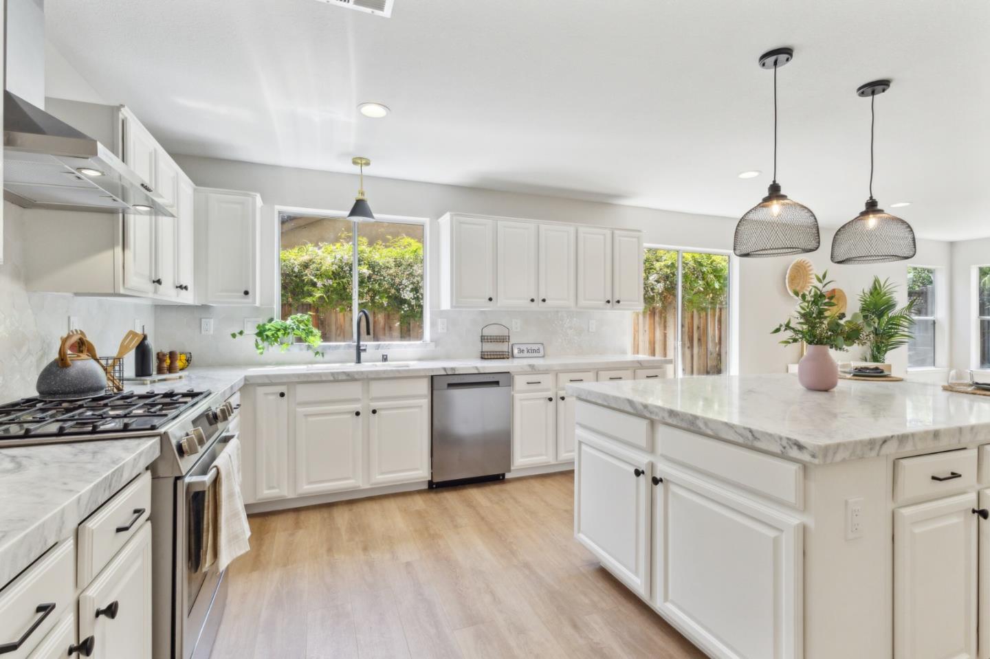 Detail Gallery Image 13 of 58 For 6371 Blackberry Ct, Gilroy,  CA 95020 - 5 Beds | 3 Baths