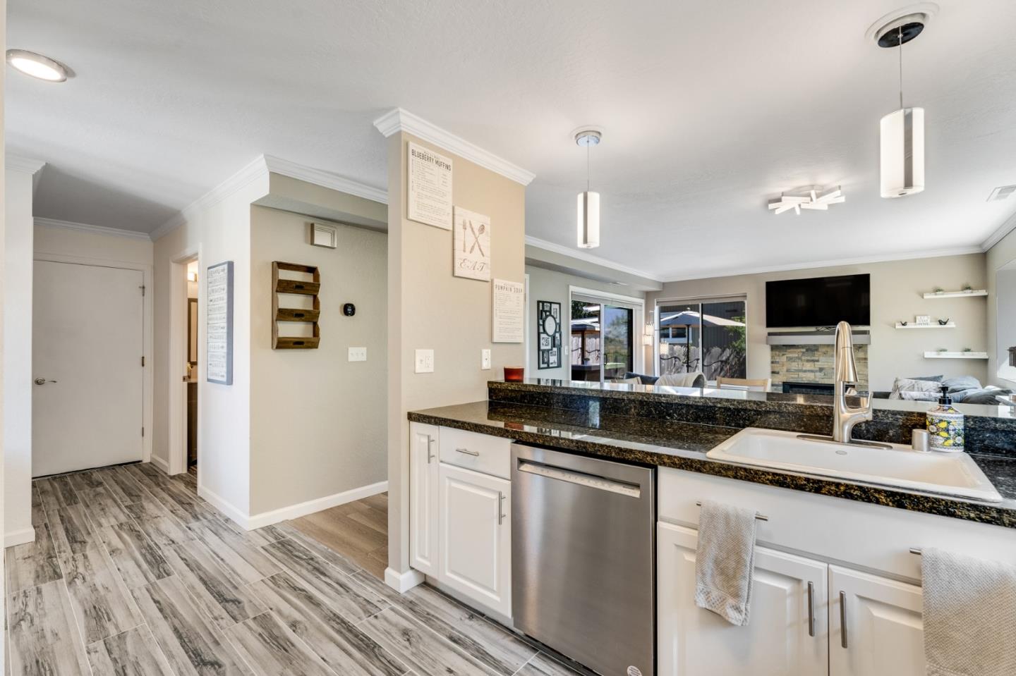 Detail Gallery Image 10 of 46 For 3054 Aptos Hill Ln, Aptos,  CA 95003 - 3 Beds | 2/1 Baths