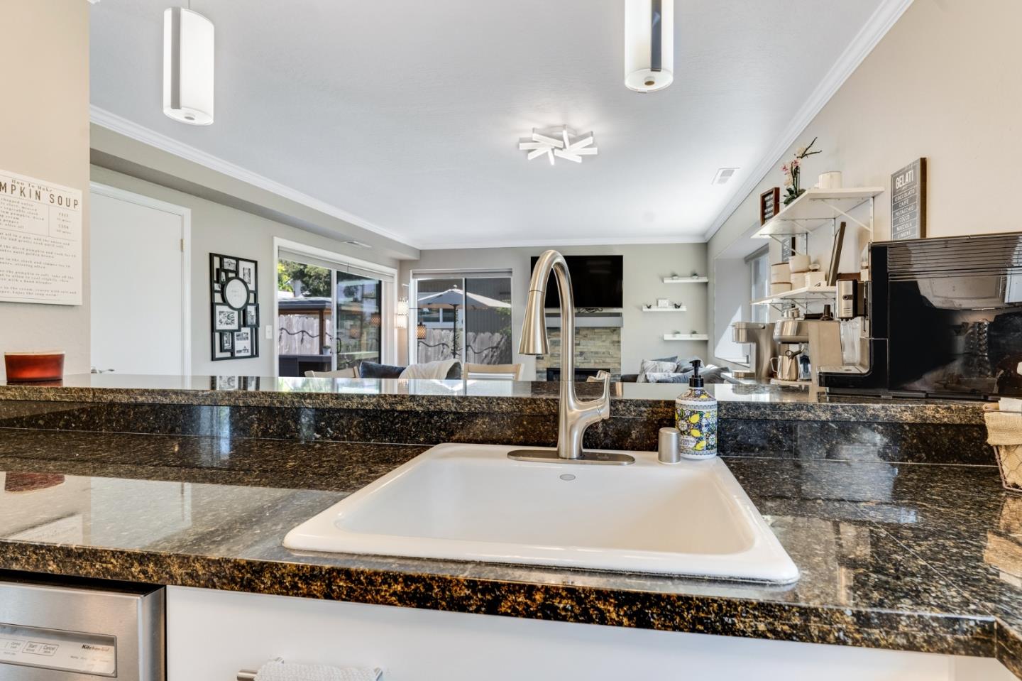 Detail Gallery Image 11 of 46 For 3054 Aptos Hill Ln, Aptos,  CA 95003 - 3 Beds | 2/1 Baths