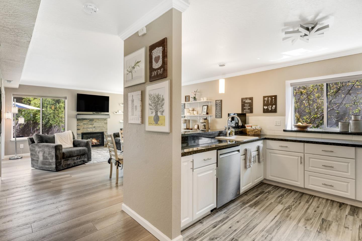 Detail Gallery Image 7 of 46 For 3054 Aptos Hill Ln, Aptos,  CA 95003 - 3 Beds | 2/1 Baths