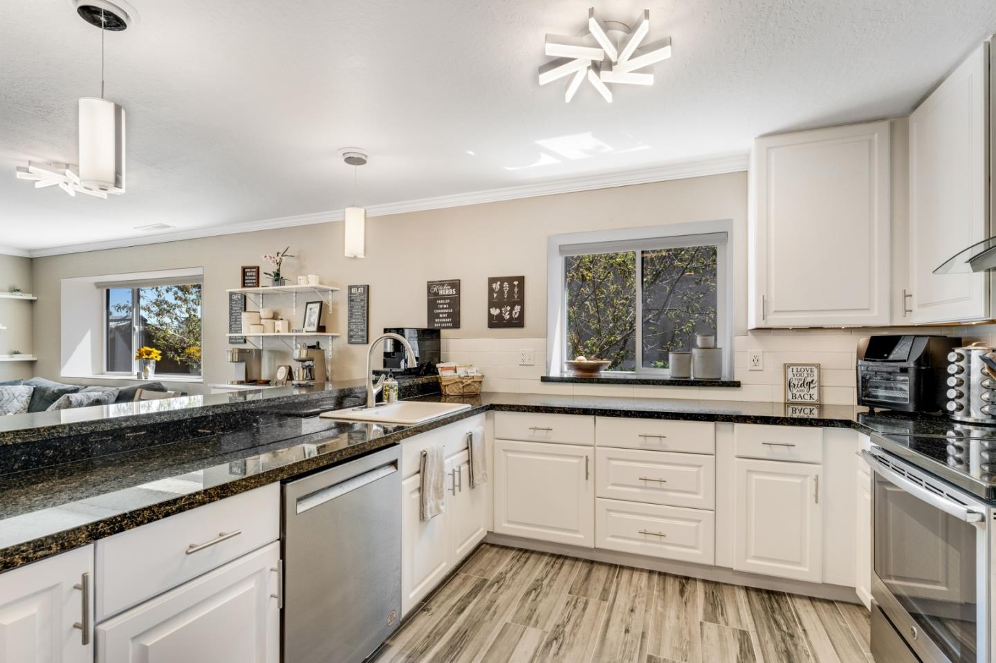 Detail Gallery Image 8 of 46 For 3054 Aptos Hill Ln, Aptos,  CA 95003 - 3 Beds | 2/1 Baths