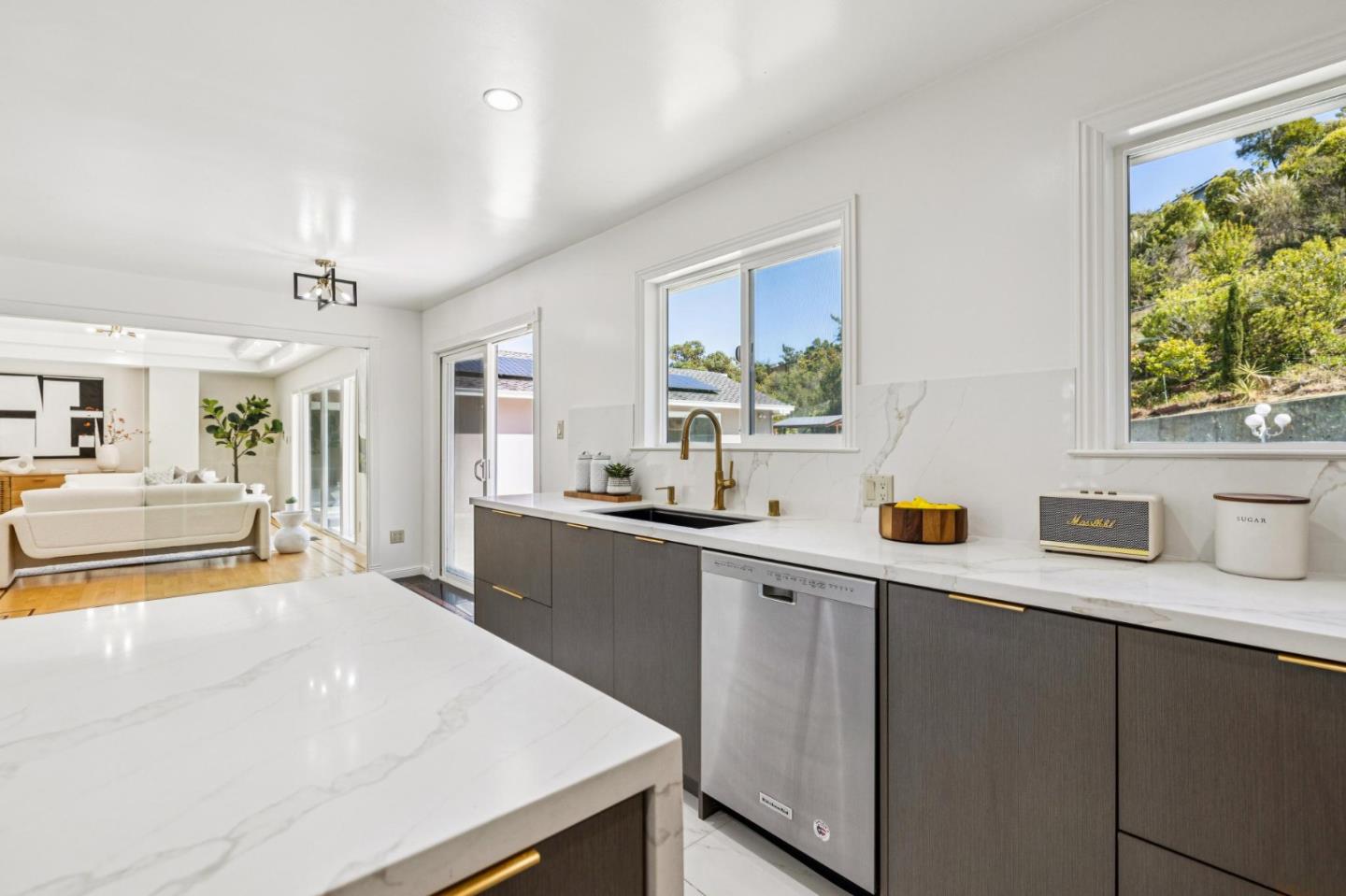 Detail Gallery Image 16 of 59 For 1209 Lake St, Millbrae,  CA 94030 - 6 Beds | 5/1 Baths