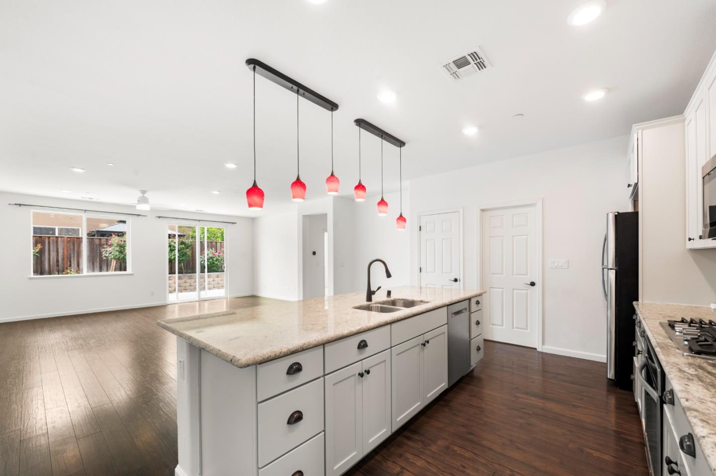 Detail Gallery Image 11 of 51 For 1219 Steinbeck Dr, Hollister,  CA 95023 - 3 Beds | 2 Baths
