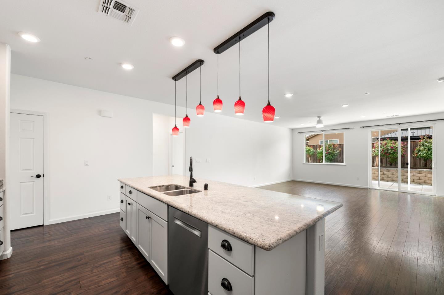 Detail Gallery Image 13 of 51 For 1219 Steinbeck Dr, Hollister,  CA 95023 - 3 Beds | 2 Baths