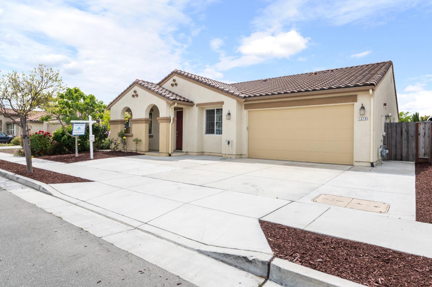 Detail Gallery Image 2 of 51 For 1219 Steinbeck Dr, Hollister,  CA 95023 - 3 Beds | 2 Baths
