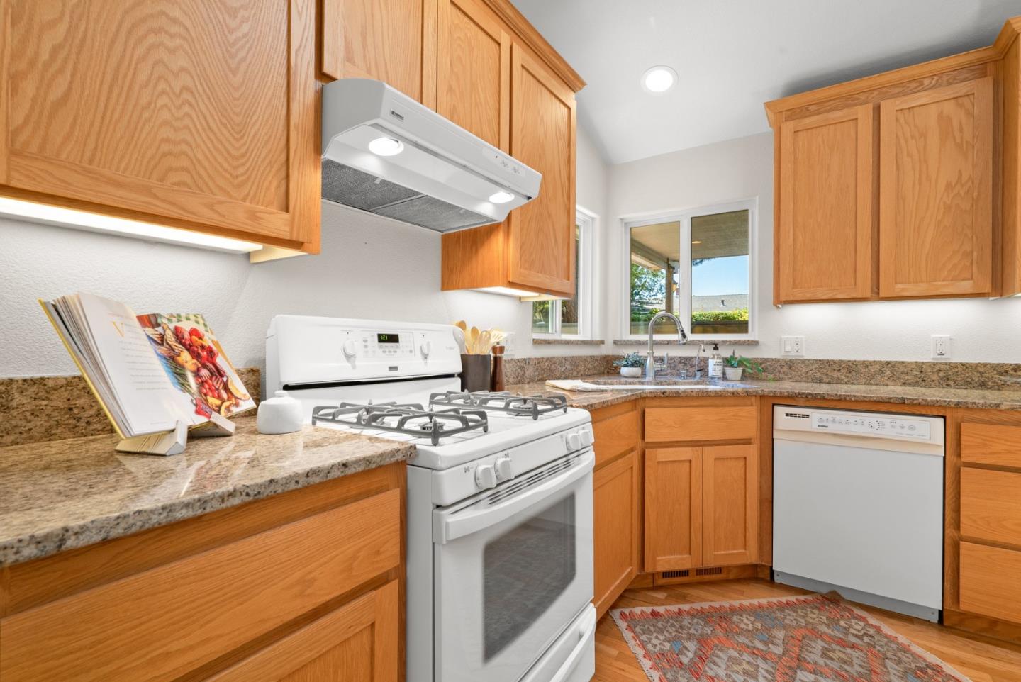 Detail Gallery Image 13 of 51 For 562 Cuesta Dr, Aptos,  CA 95003 - 3 Beds | 2/1 Baths