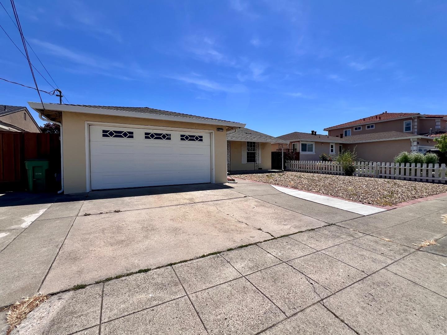 Detail Gallery Image 2 of 14 For 28272 Dickens Ave, Hayward,  CA 94544 - 3 Beds | 1/1 Baths