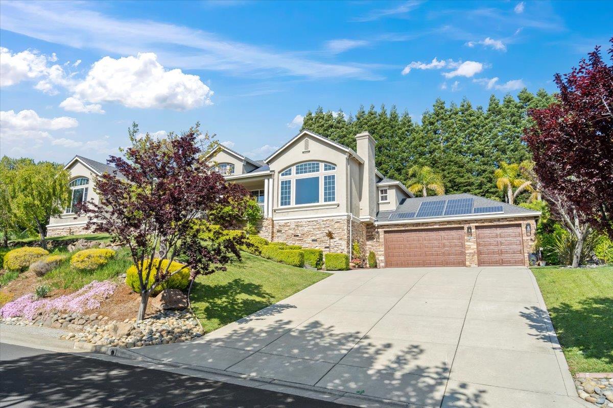 Detail Gallery Image 2 of 42 For 2380 Sunflower Cir, Gilroy,  CA 95020 - 4 Beds | 3 Baths