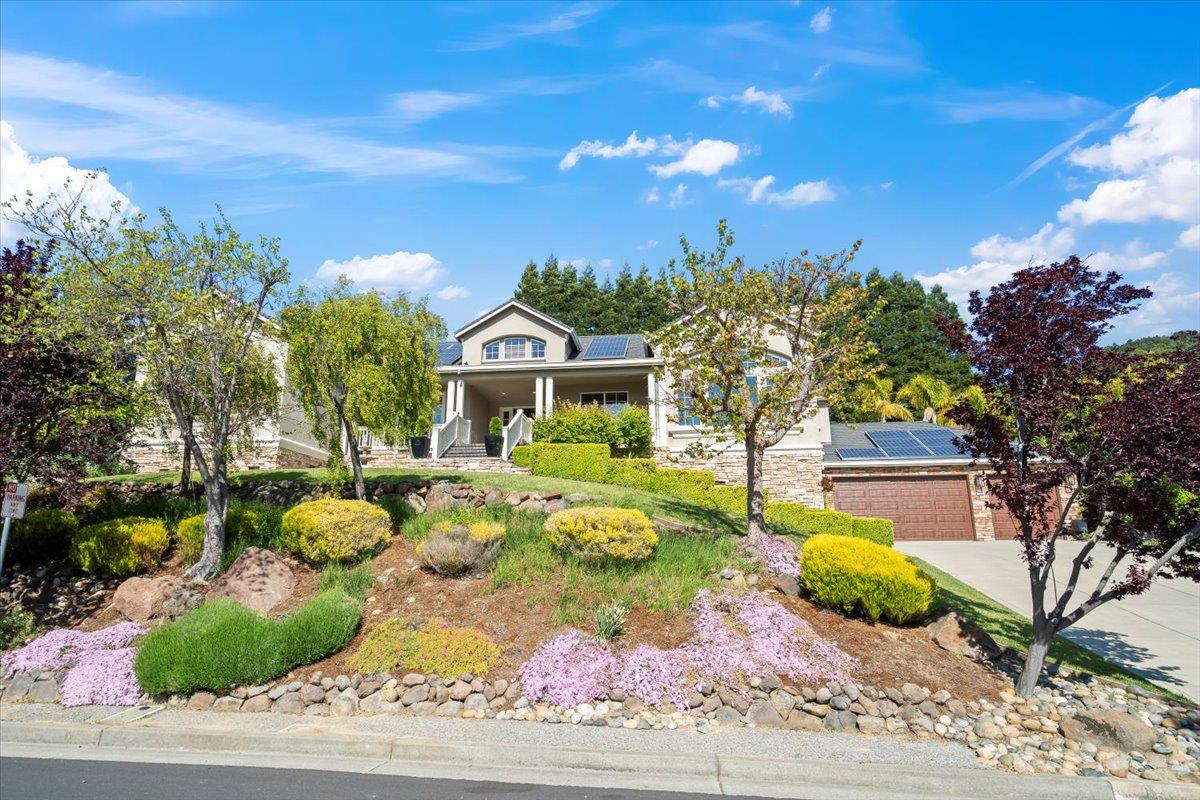 Detail Gallery Image 3 of 42 For 2380 Sunflower Cir, Gilroy,  CA 95020 - 4 Beds | 3 Baths