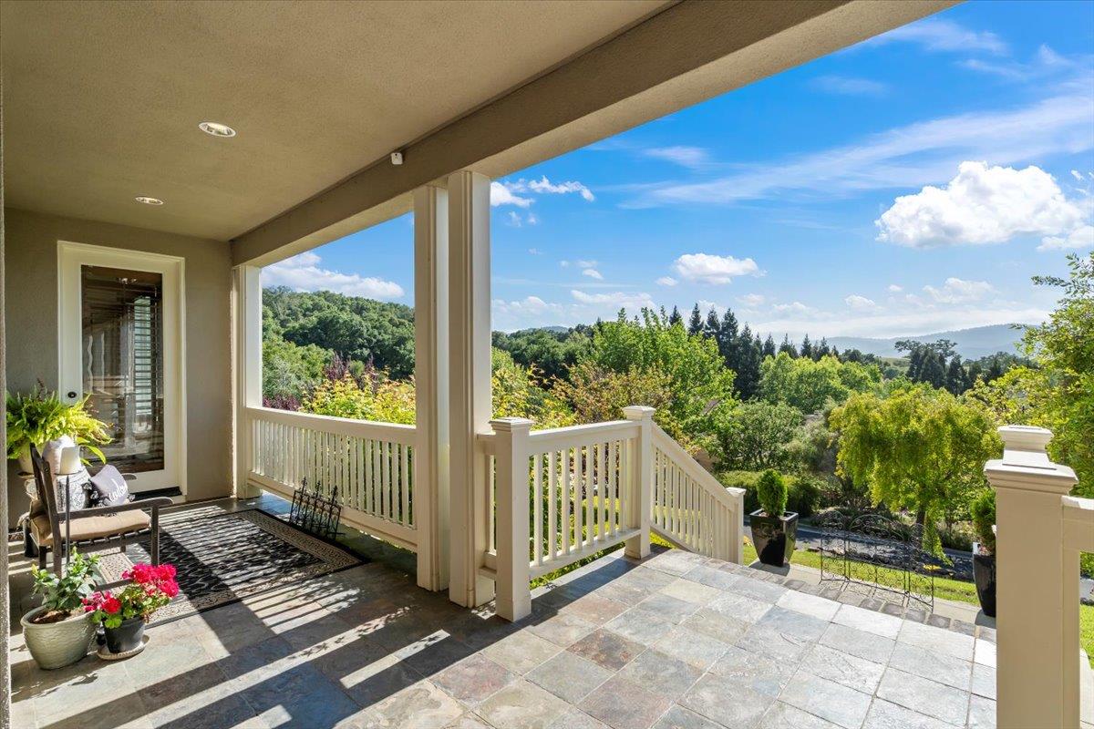 Detail Gallery Image 6 of 42 For 2380 Sunflower Cir, Gilroy,  CA 95020 - 4 Beds | 3 Baths