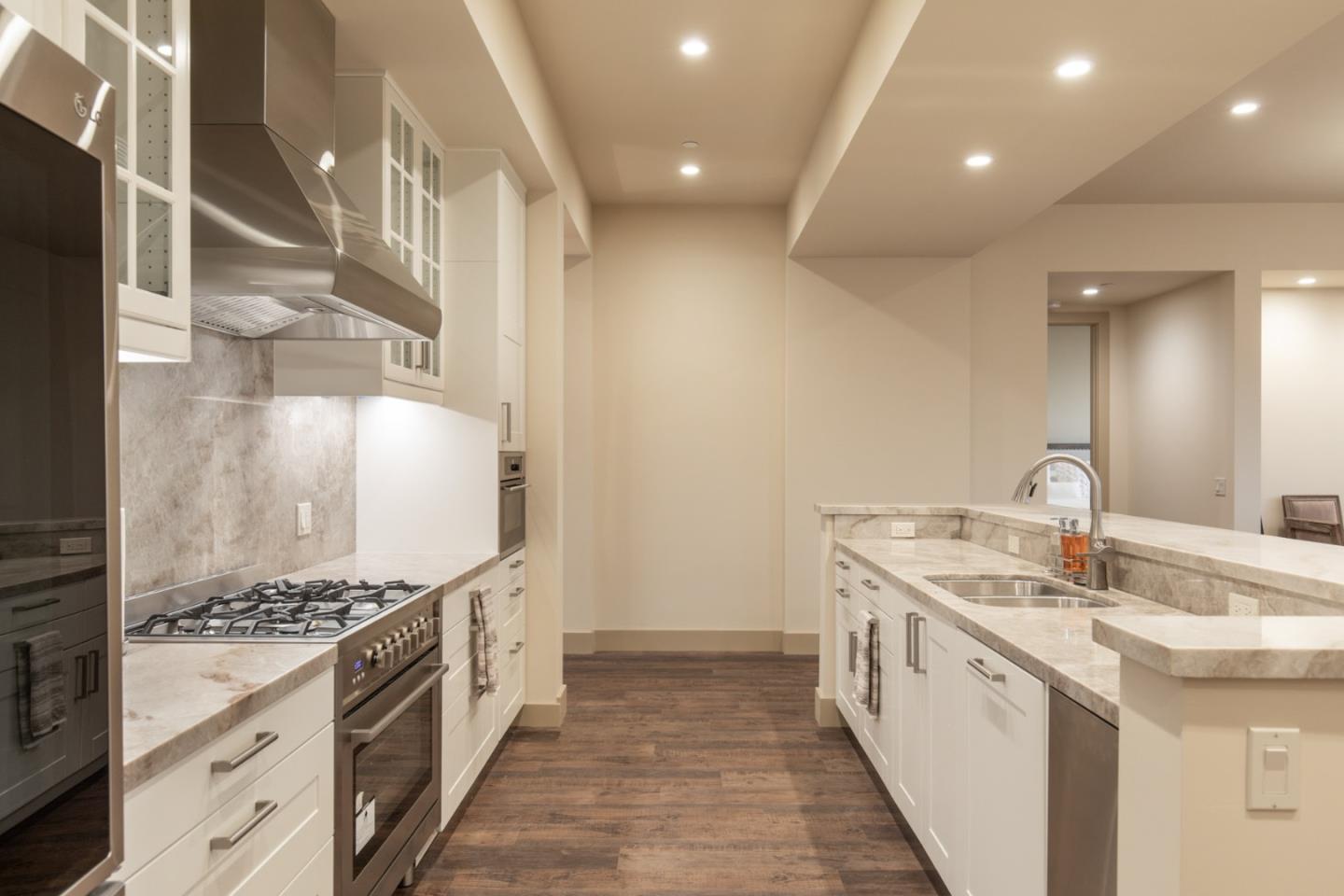 Detail Gallery Image 6 of 21 For 575 Foam St #B,  Monterey,  CA 93940 - 3 Beds | 2 Baths