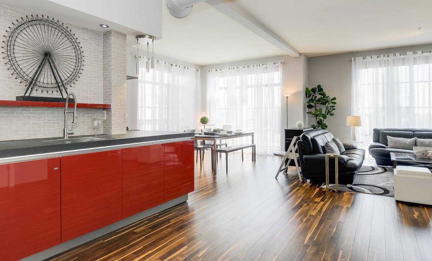 Detail Gallery Image 2 of 22 For 334 Santana Row #300,  San Jose,  CA 95128 - 2 Beds | 2/1 Baths