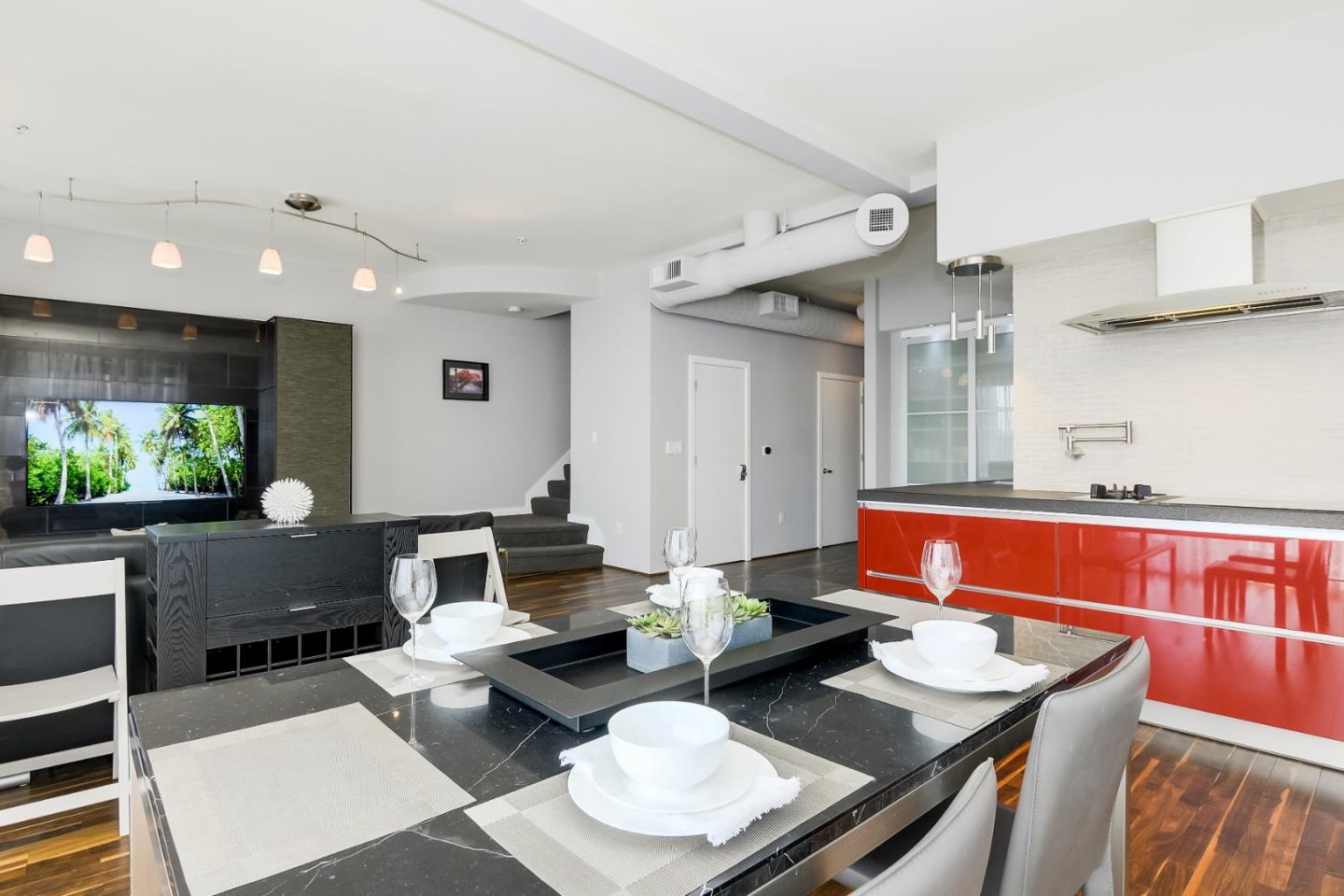 Detail Gallery Image 5 of 22 For 334 Santana Row #300,  San Jose,  CA 95128 - 2 Beds | 2/1 Baths