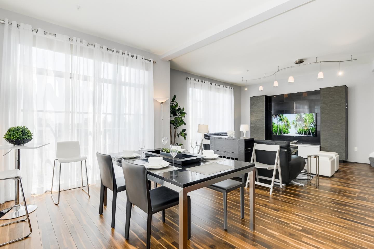 Detail Gallery Image 7 of 22 For 334 Santana Row #300,  San Jose,  CA 95128 - 2 Beds | 2/1 Baths