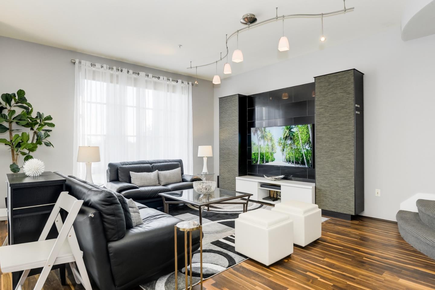 Detail Gallery Image 9 of 22 For 334 Santana Row #300,  San Jose,  CA 95128 - 2 Beds | 2/1 Baths