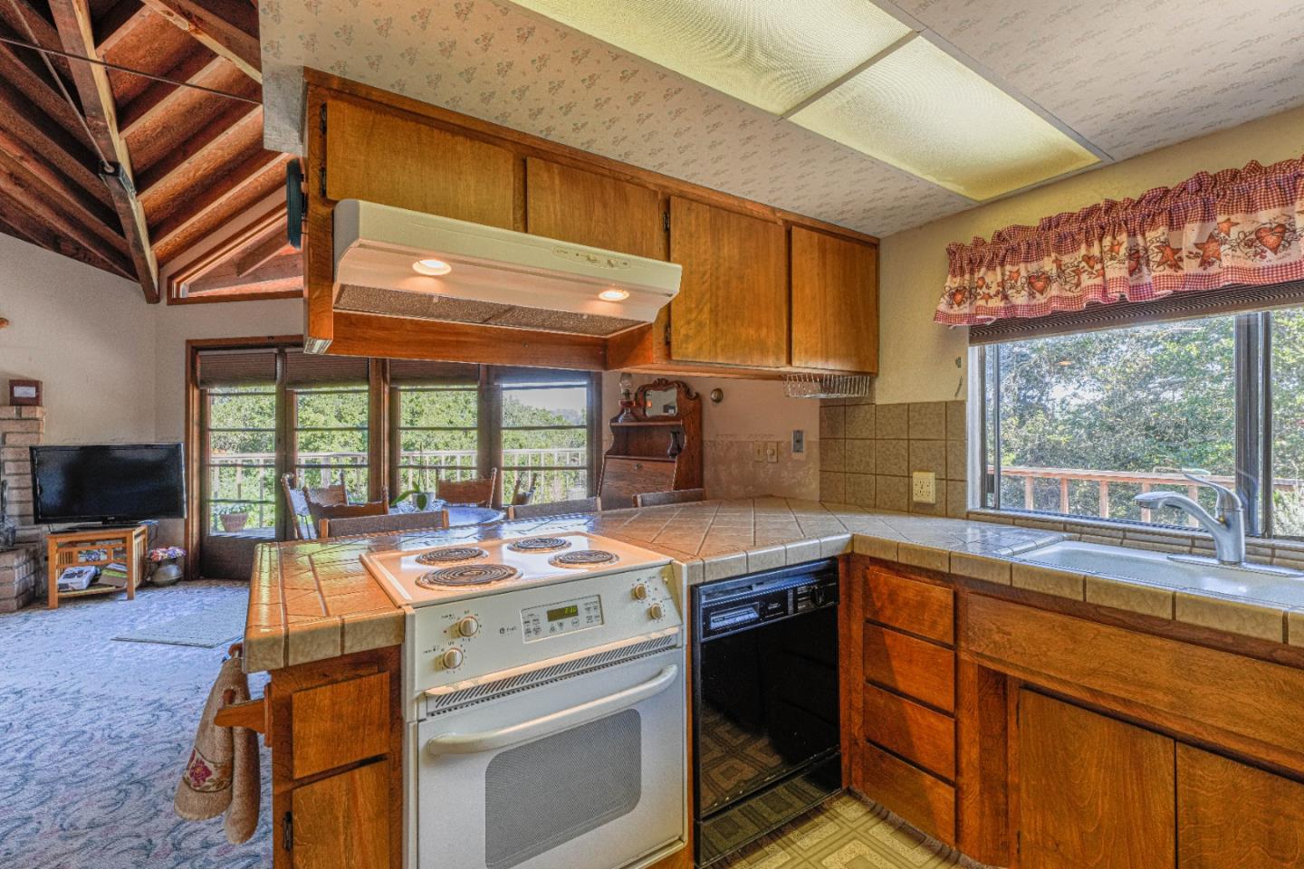 Detail Gallery Image 11 of 24 For 18801 Moro Rd, Salinas,  CA 93907 - 3 Beds | 2 Baths