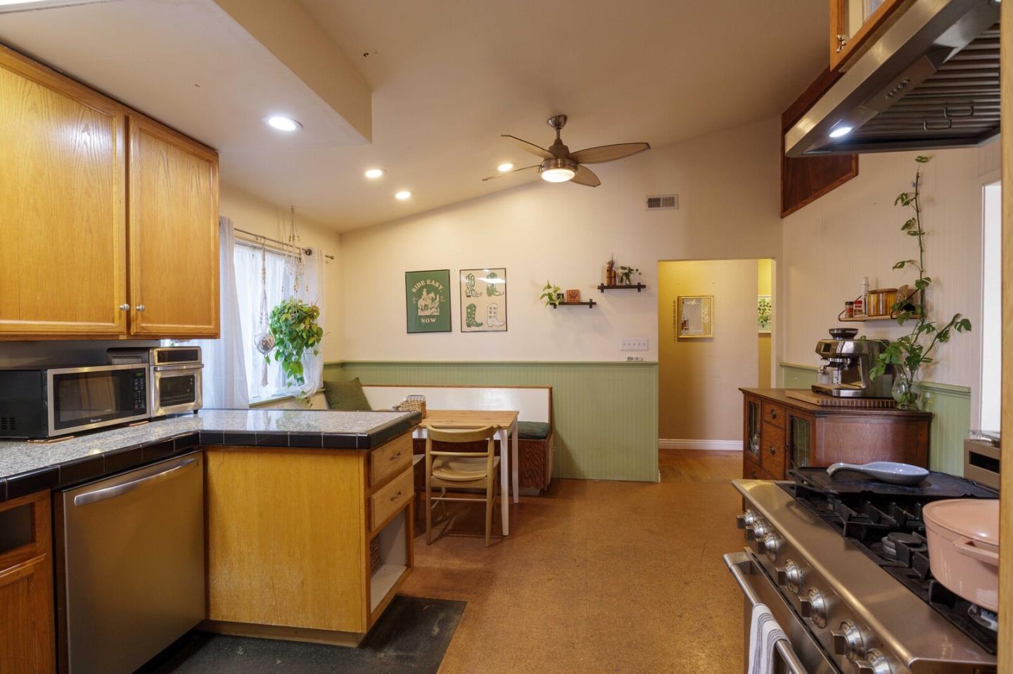 Detail Gallery Image 11 of 55 For 8421 Wayland Ln, Gilroy,  CA 95020 - 3 Beds | 2 Baths
