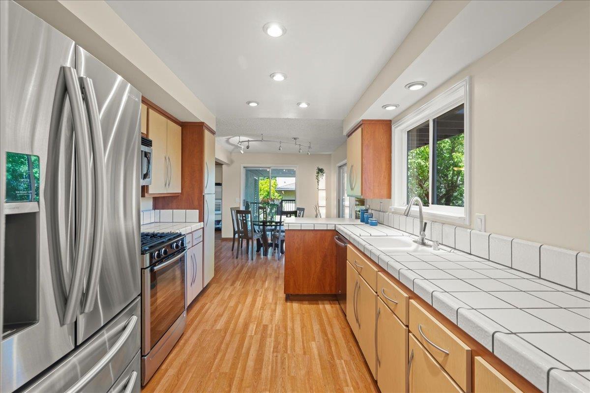 Detail Gallery Image 10 of 40 For 878 Hillcrest Dr, Redwood City,  CA 94062 - 5 Beds | 4 Baths