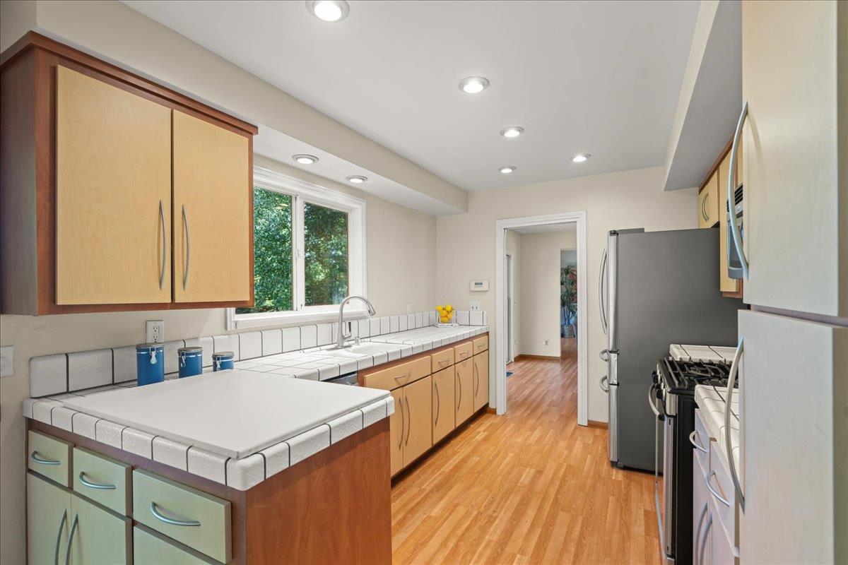 Detail Gallery Image 11 of 40 For 878 Hillcrest Dr, Redwood City,  CA 94062 - 5 Beds | 4 Baths